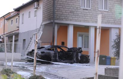 Potpuno je izgorio  parkirani automobil u Kaštel Gomilici