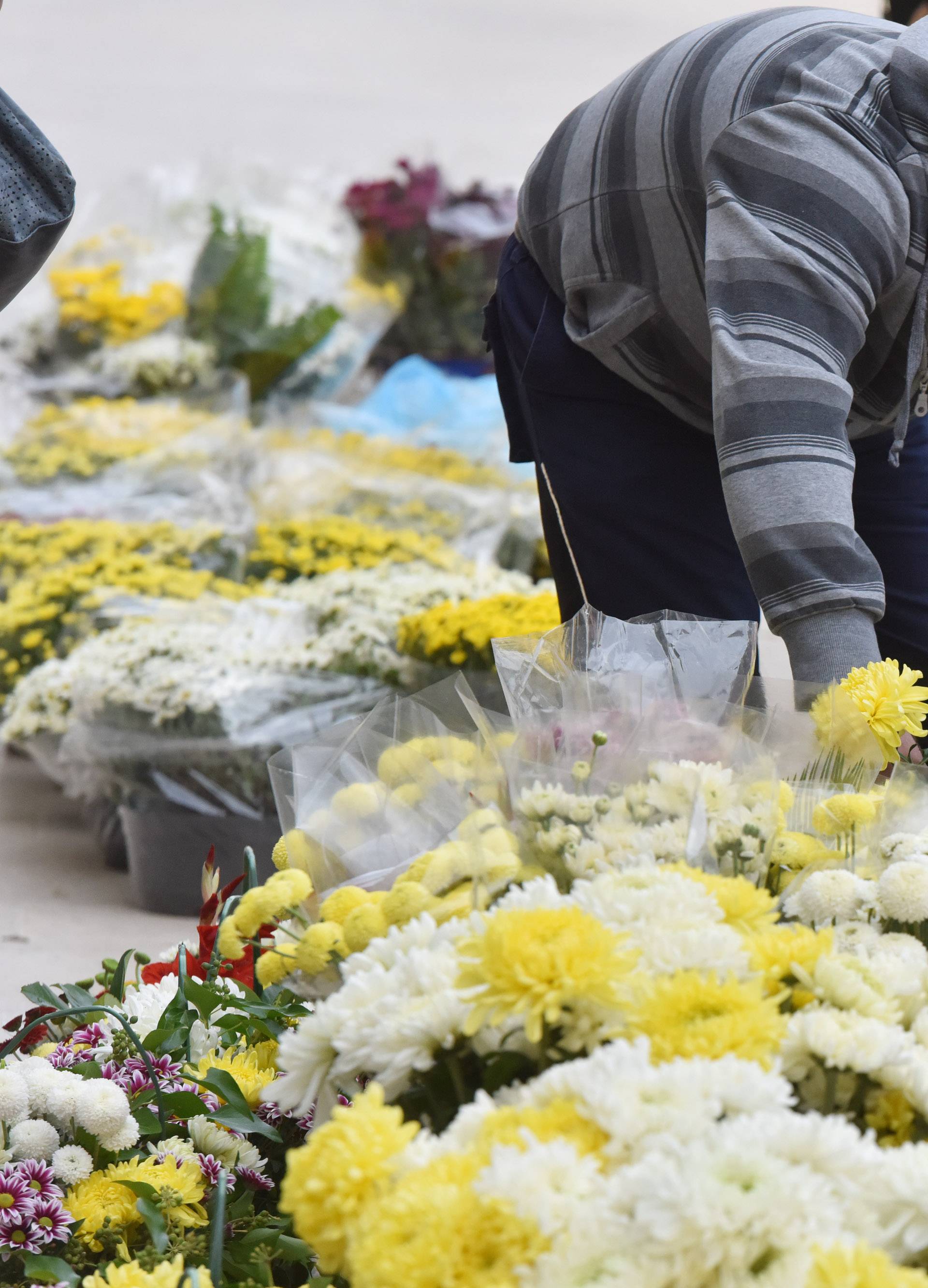 Od ranog jutra graÄani Å ibenika kupuju cvijeÄe prije odlaska na groblje