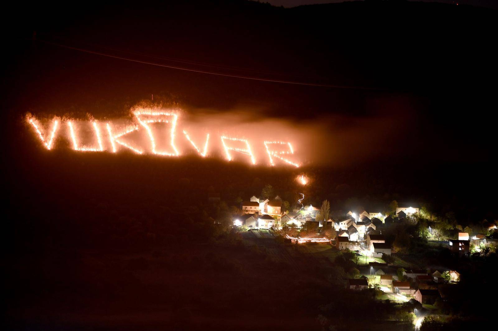 Cista Velika: S više od 600 vatrenih kugli mještani na brdu ispisali ime Vukovara