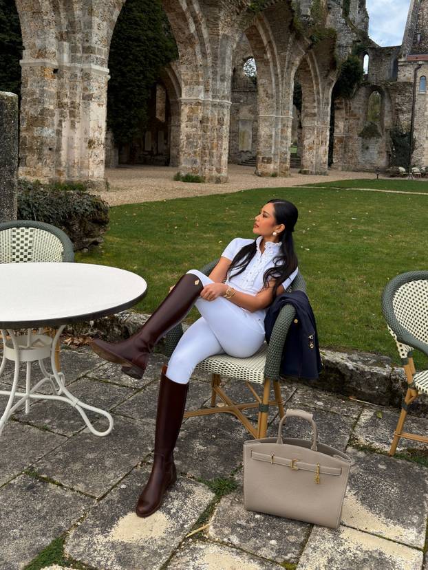 FOTO Svojom pojavom mami uzdahe: Ova cura je dokazala da za seksepil ne moraš biti gol