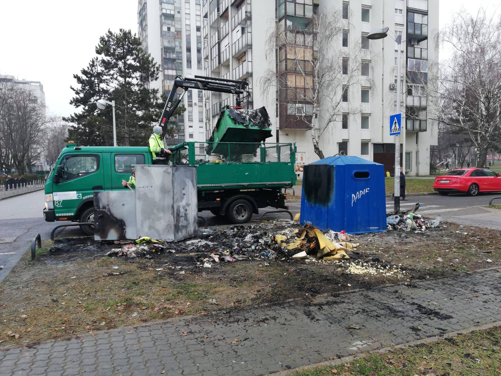 Palili kontejnere u Gajnicama, vatra oštetila četiri automobila