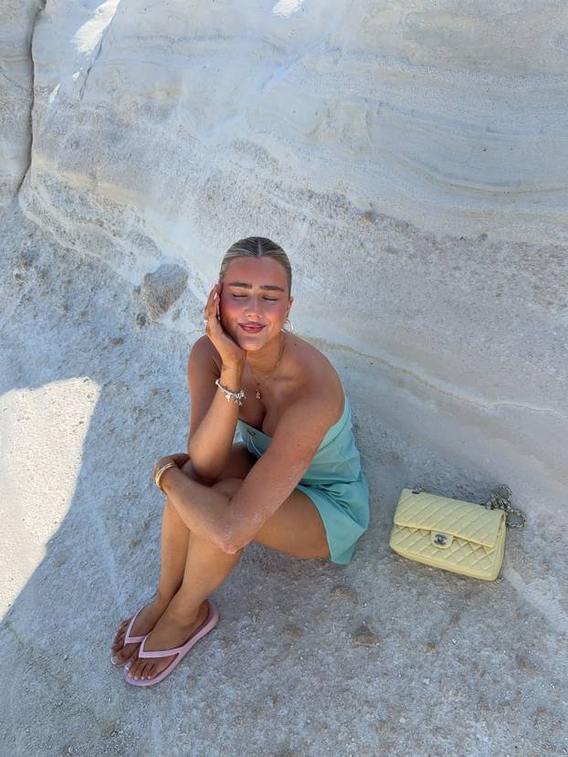 FOTO S 22 godine je postala seksi milijunašica, a godinama je skrivala mračnu tajnu