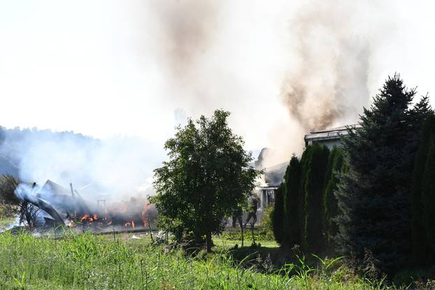 FOTO Buktinja 'progutala' halu tvornice Windor kod Pleternice