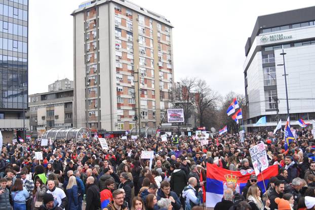 Niš: Studenti i građani nakon prosvjedne šetnje odali počast stradalima u Novom Sadu u padu nadstrešnice