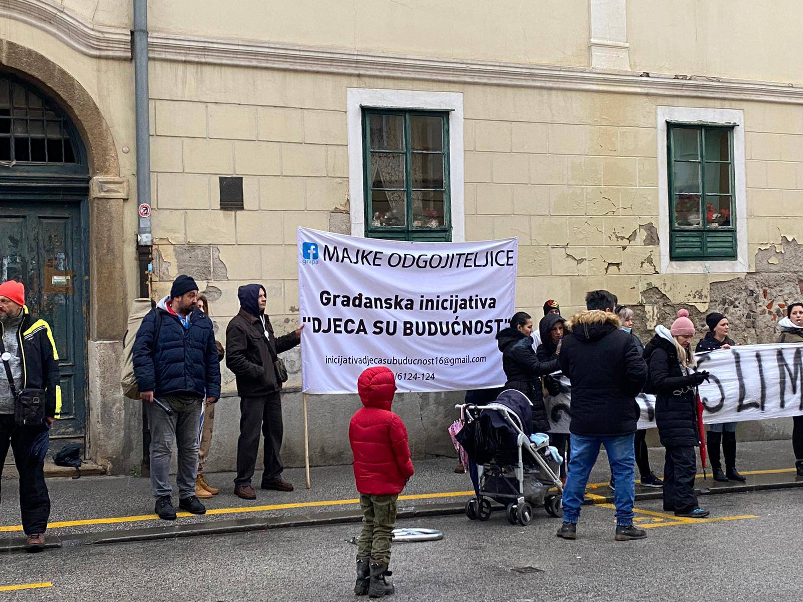 Zastupnik Mosta izašao je pred prosvjednike: 'Vi niste ucviljene duše, već odlučni roditelji!'