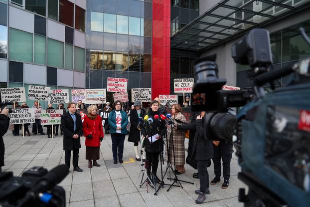 Prosvjed protiv mega klaonice peradi u Sisku ispred Ministarstva zaštite okoliša i zelene tranzicije 