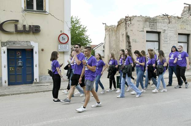 Maturanti u razrušenjoj Petrinji proslavili  kraj srednjoškolskog obrazovanja