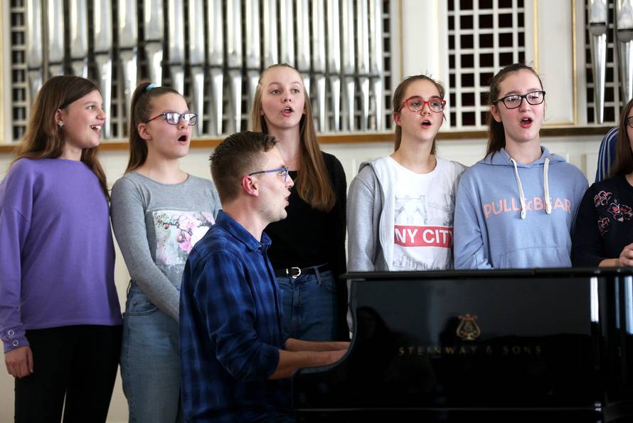 'Ma neću izaći u potkošulji...'- reče on pa oduševi kao Freddie