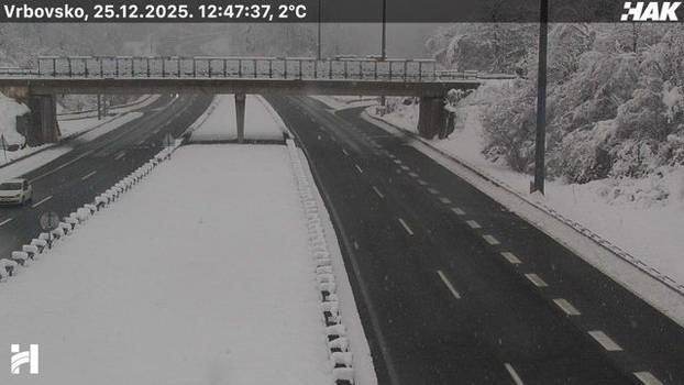 FOTO Pogledajte kakvo je stanje na cestama u Hrvatskoj: Snijeg u Lici, sunce 'provirilo' na jugu