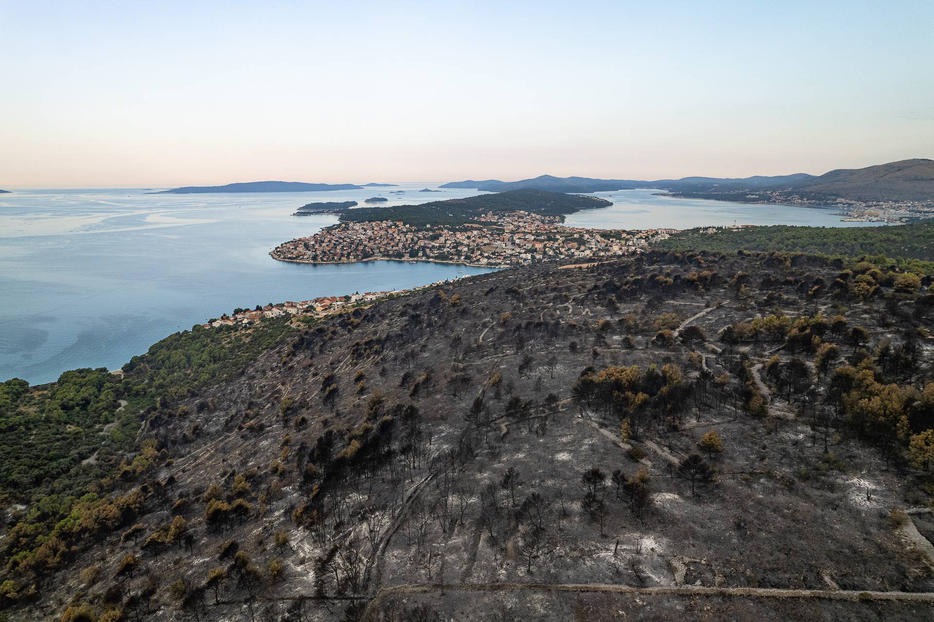 FOTO Otok Čiovo nakon požara, crnilo i pustoš: 'Ove snimke su upozorenje da se to ne ponovi'