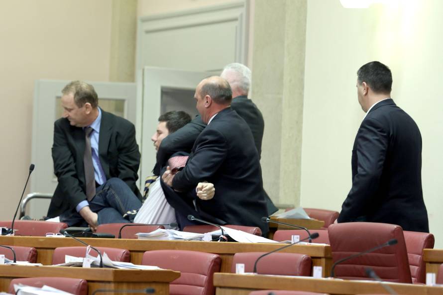 Culej  opsovao i  napao Pernara: 'Balavac jedan, sram te bilo!'