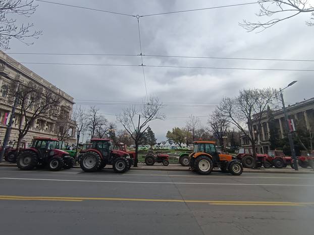 Beograd: Oko Pionirskog parka jutros su se pojavili parkirani traktori 