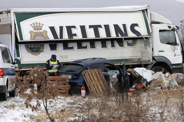 FOTO Mjesto strašne nesreće kod Trilja: Sudarili se kamion i auto. Poginula je jedna osoba