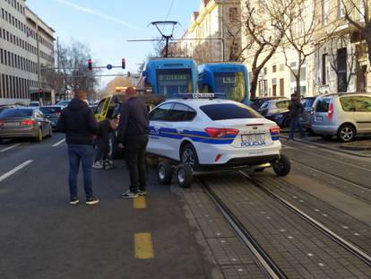 Policajci blokirali tramvajski promet u centru Zagreba. Pred postajom im se pokvario Audi