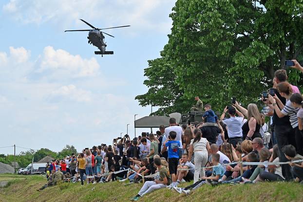 FOTO Pogledajte vježbe HV-a i policije u Okučanima: Borbe, eksplozija i skok padobranom!