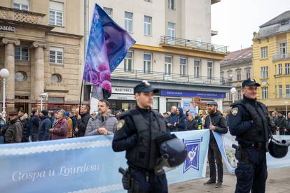 FOTO U Zagrebu opet molitelji i prosvjednici na glavnom trgu