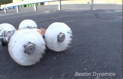 Robot na zadatku: Mali autić s kamerom skače preko krovova