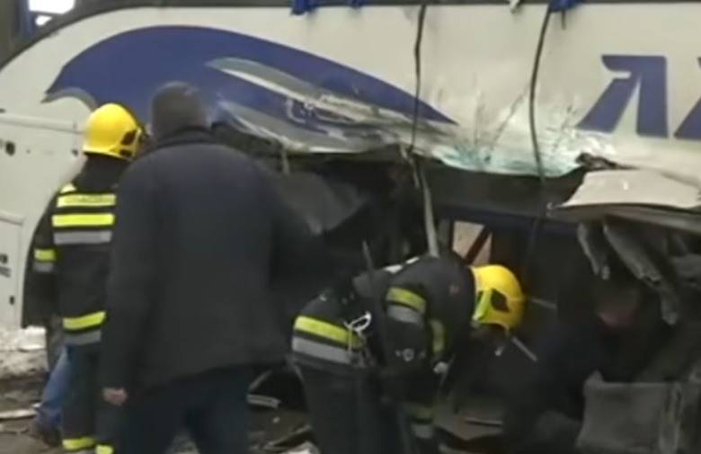 Teretni vlak se zaletio u bus, ozlijeđeno je više od 20 ljudi