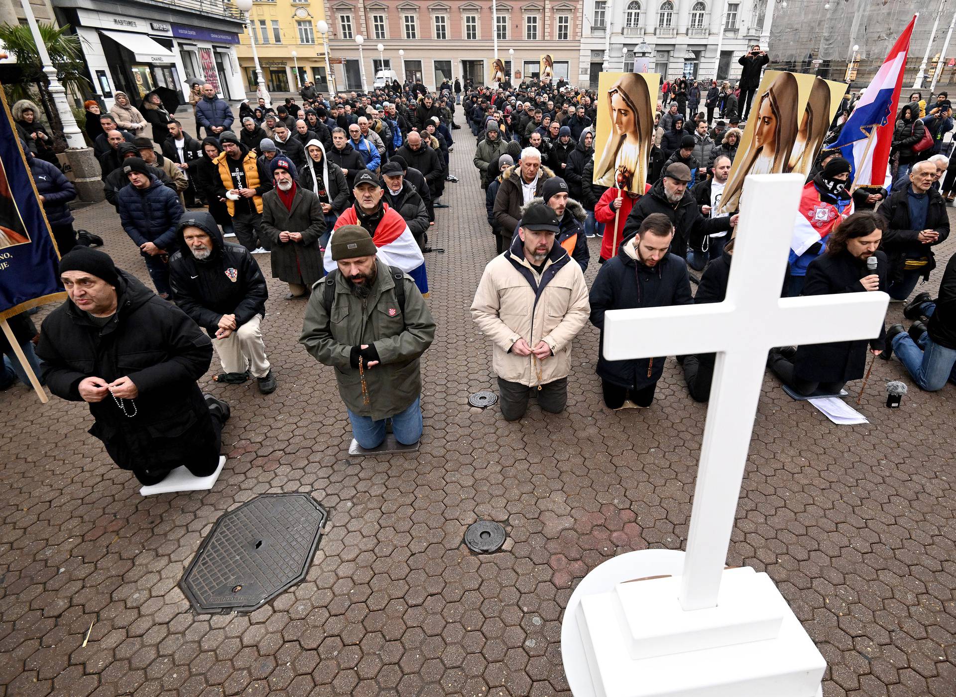 Zagreb: Muškarci na Trgu bana Josipa Jelačića molili krunicu