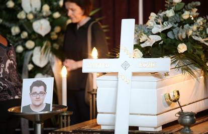 Tuga i bol: Mattea Ružića (22) su ispratili s bijelim ružama...