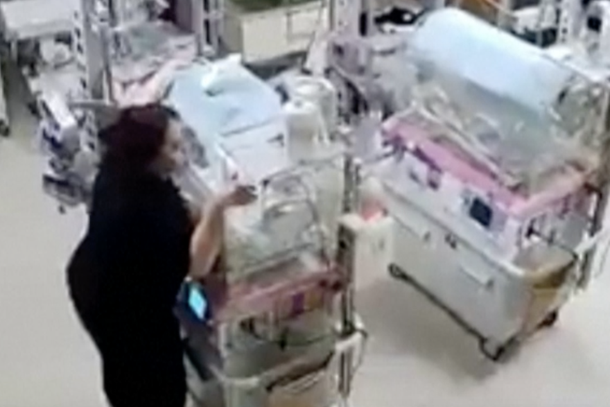 bolničarke spašavaju bebe od potresa