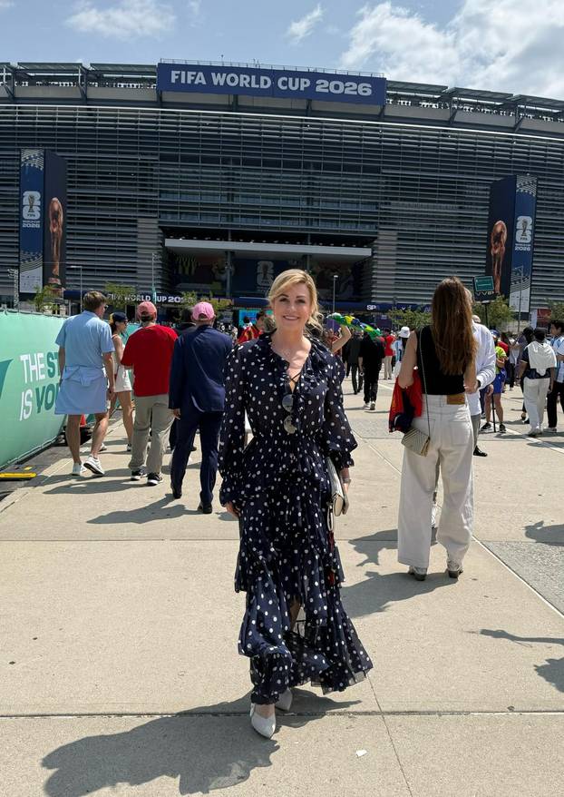 FOTO Kolinda stigla na finale SP-a! Blistala u dizajnerskoj haljini, otkrila za koga navija