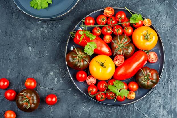 Assortment,Of,Ripe,Tomatoes,Varieties.,Platter,Of,Colorful,Tomatoes,And