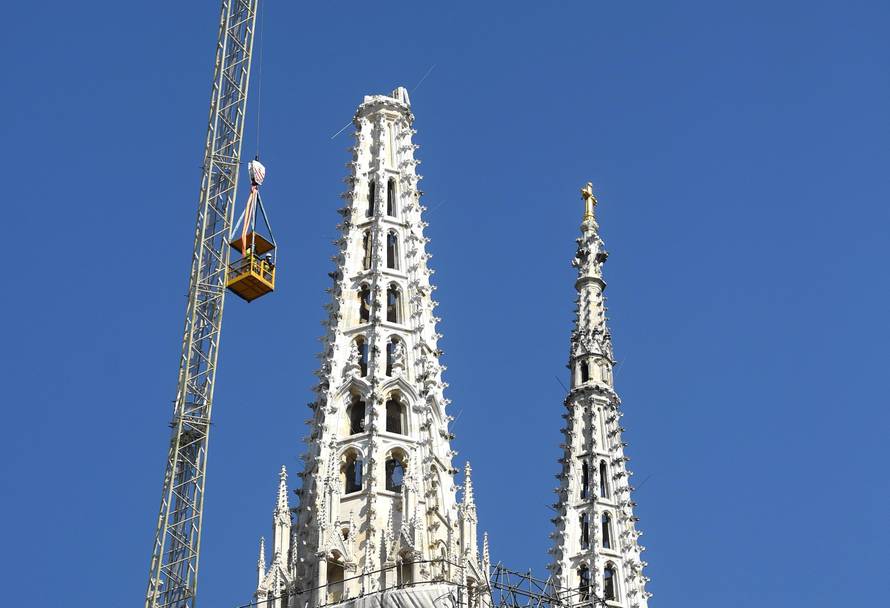 U utorak trebali rušiti toranj katedrale, ali puhao je vjetar