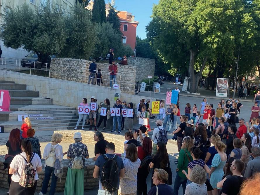 Gotov prosvjed: Građani diljem Hrvatske pružili podršku Mireli