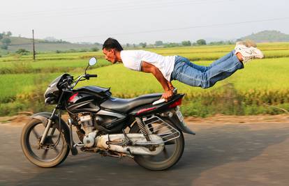 Još nije imao nesreću: On na jurećem motociklu vježba jogu 
