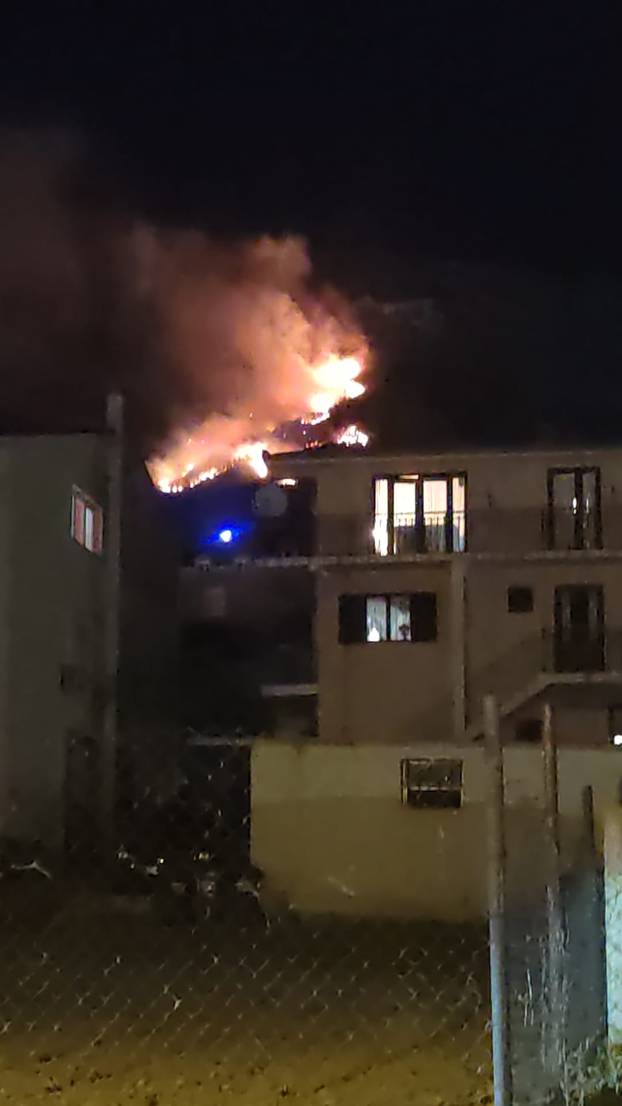 FOTO Borba s buktinjom: Požar kod Solina gasi  40 vatrogasaca