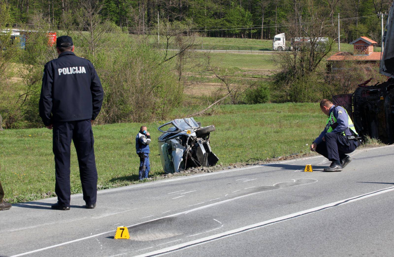 Na ulazu u selo Å½upiÃ¦ vozaÃ¨ kamiona izbjegavao divljaÃ¨ pa sletio s ceste