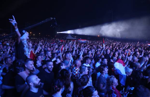 Dugopolje: Thompson održao koncert na prepunom stadionu Hrvatskih vitezova