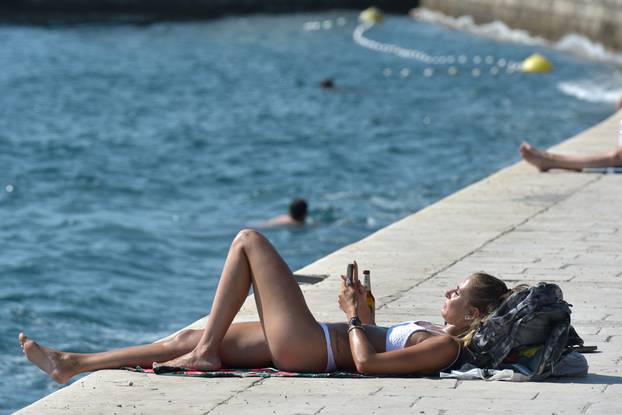 Zadar: Pripadnice ljepÅ¡eg spola uÅ¾ivaju u sunÄanju na gradskoj rivi