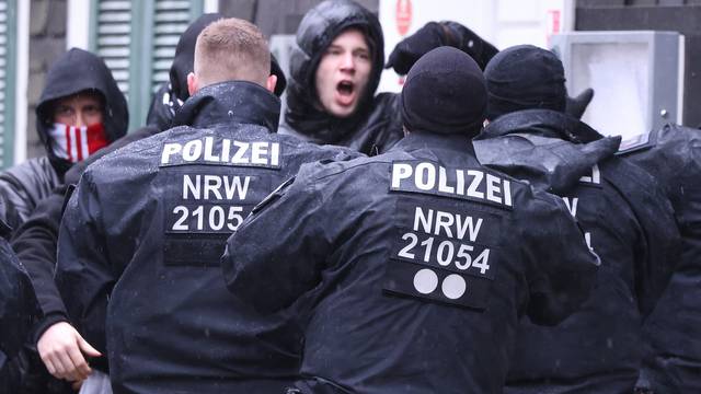 Wuppertal police exercise on dealing with soccer fan groups