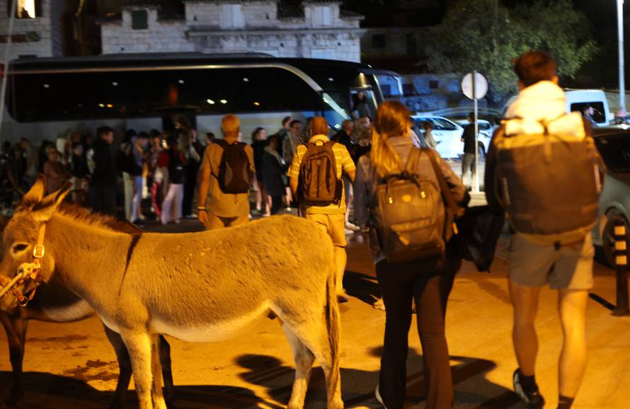 Milna: Zbog požara turisti proveli noć na rivi