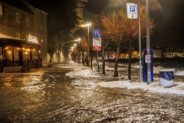 Kaštela: Olujno jugo i plima opet potopili Donja Kaštela