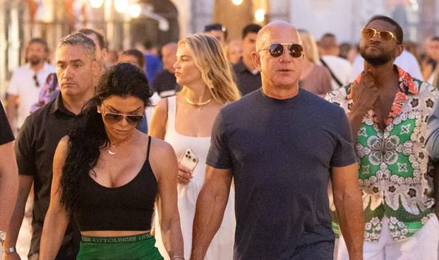 Osnivač Amazona Jeff Bezos i zaručnica Lauren Sanchez prošetali Stradunom