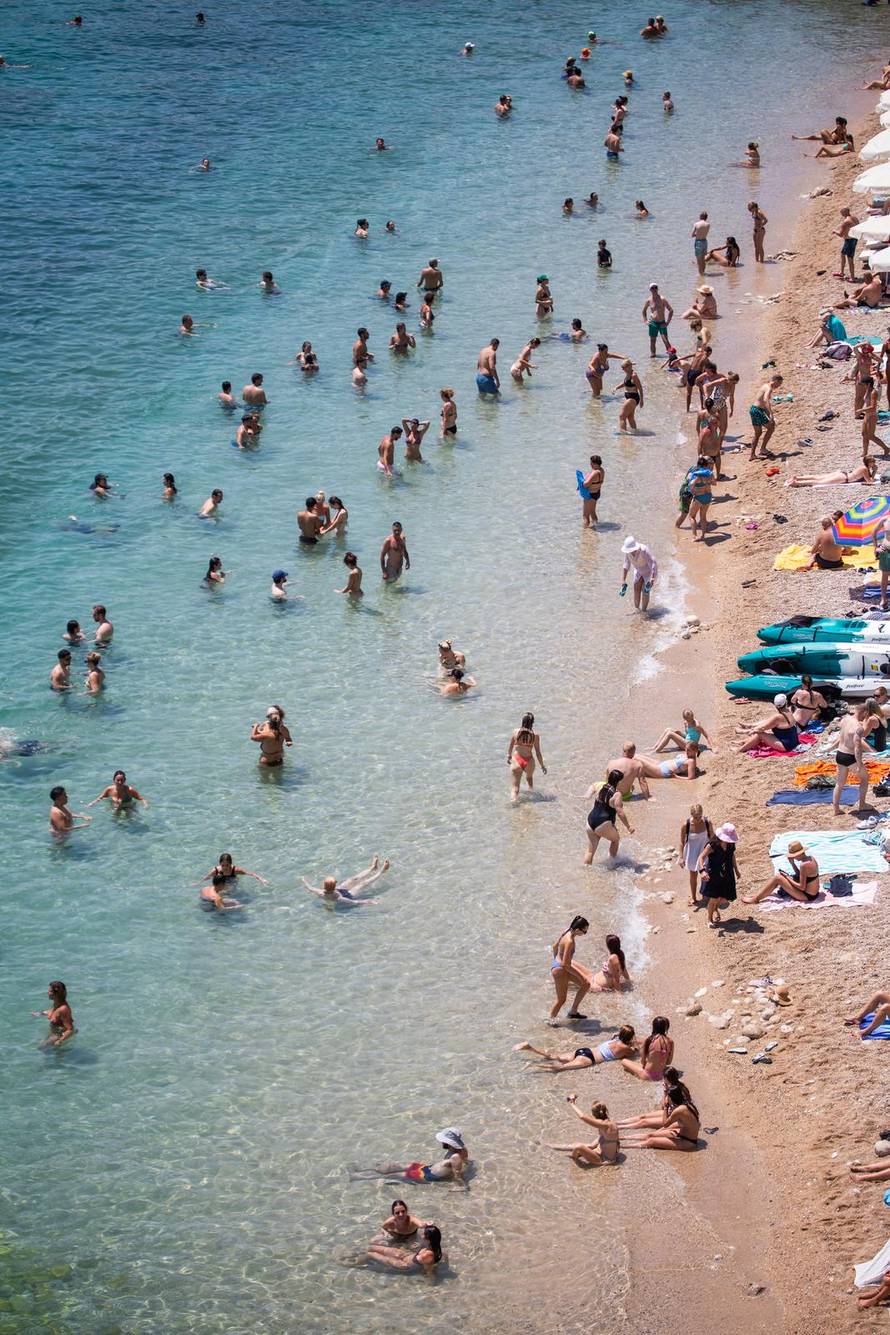 Dubrovnik: Turisti spas od vrućina potražili u moru 