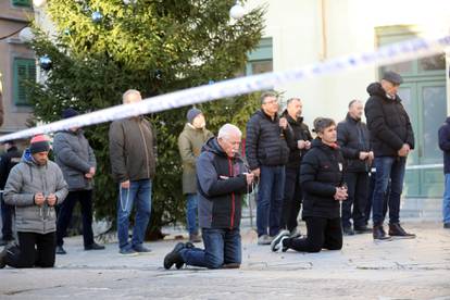 FOTO Molitelji na trgovima, u Rijeci ih dočekali s porukom: 'Klečite nad ubijenim ženama'