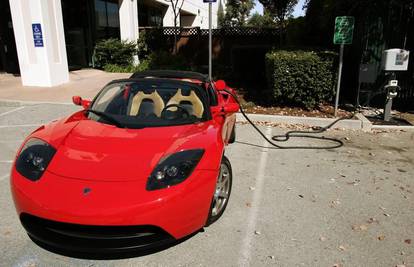 Tesla Roadster sportski je auto kojem kriza ne smeta