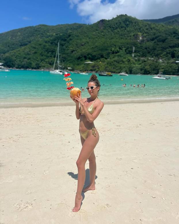 Sjećate se Martine iz 'Ljubav je na selu'? Evo kako sad izgleda, često voli pozirati u tangicama