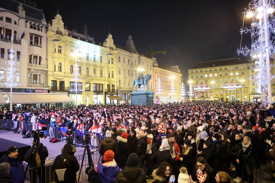 Zagreb: Navijači gledaju utakmicu između Hrvatske i Argentine na Trgu bana Josipa Jelačića