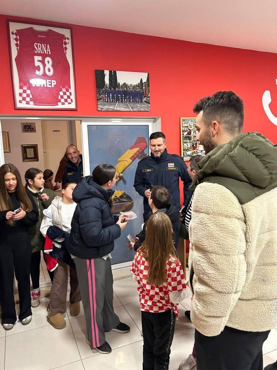 FOTO Zvonimira Srnu dočekali susjedi vatrogasci u Metkoviću: 'Prijatelju, hvala ti na svemu!'