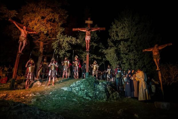 U Imotskom na Cvjetnicu uprizorena „Imotska Muka“, scenski prikaz Muke Gospodina našega Isusa Krista 