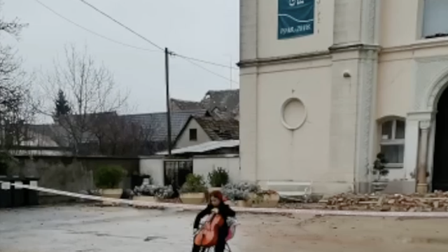 VIDEO Svirala violončelo ispred urušene glazbene škole u Sisku