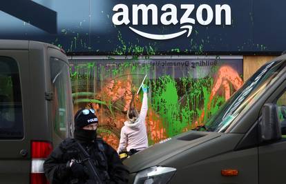 Davos: Aktivisti ometaju slijetanja helikoptera, obojali Amazonovu bazu u zeleno