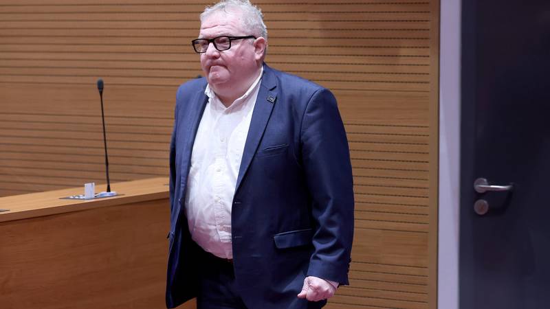 HDZ-ovac poručio Orešković: 'Ako ste vi budućnost, kupit ću tri crne košulje i odijela'