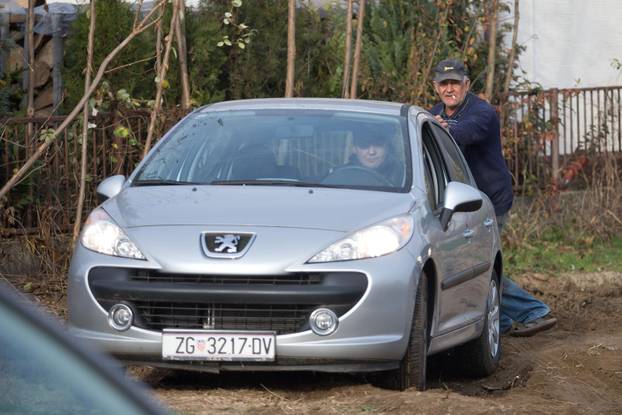 Zagreb: Parkirali na privatnom zemljištu, vlasnik izorao zemljište i ljudi sad ne mogu izaći autima