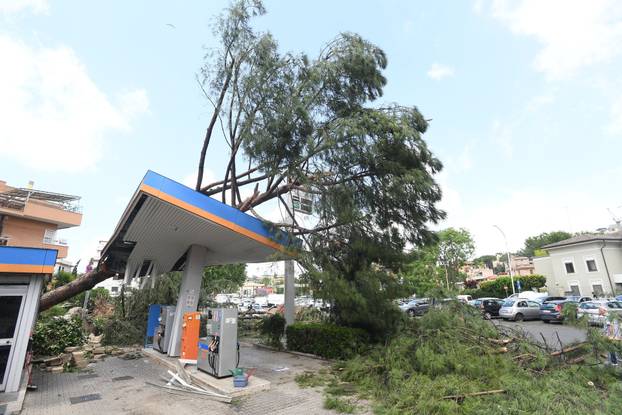 Oluja pogodila Rim, velika šteta u gradu